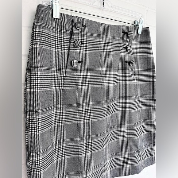 H&M Black and White Plaid Mini Skirt with Buttons Zip-Up SZ 8 - Picture 2 of 4